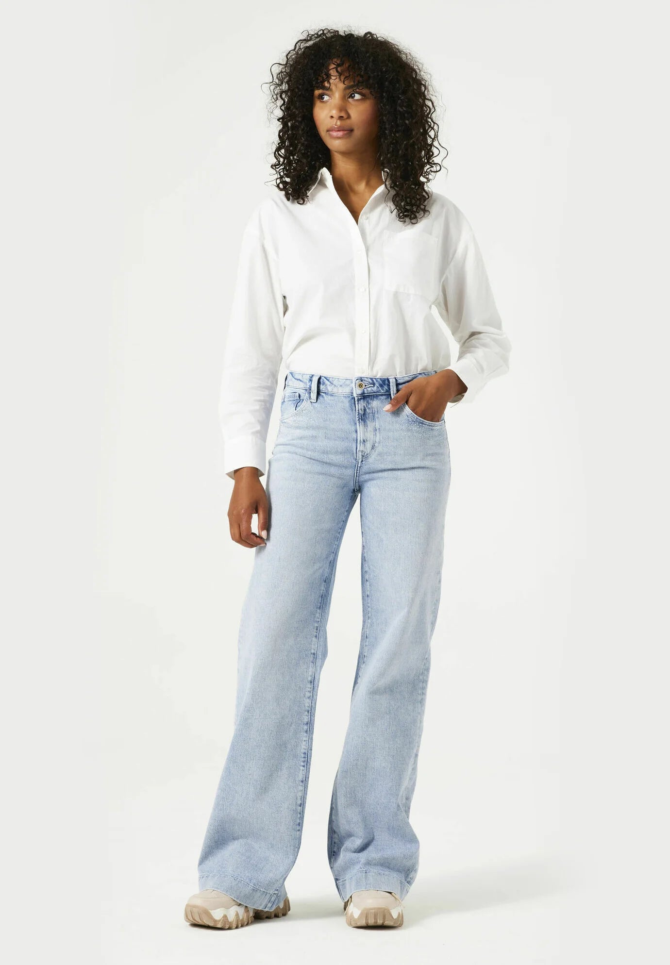 Wide-leg women’s jeans with a relaxed fit, mid-rise waist, and full-length silhouette.