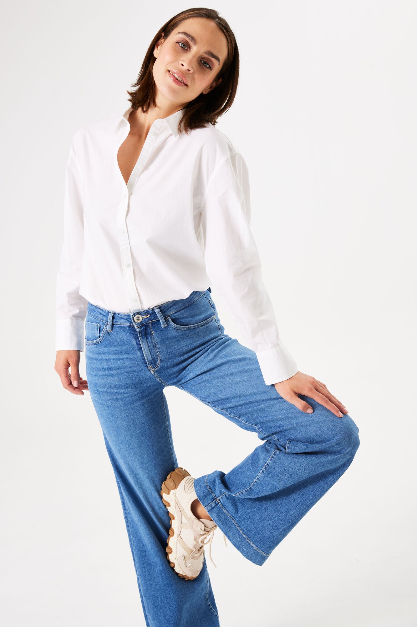 Wide-leg women’s jeans with a relaxed fit, mid-rise waist, and full-length silhouette.