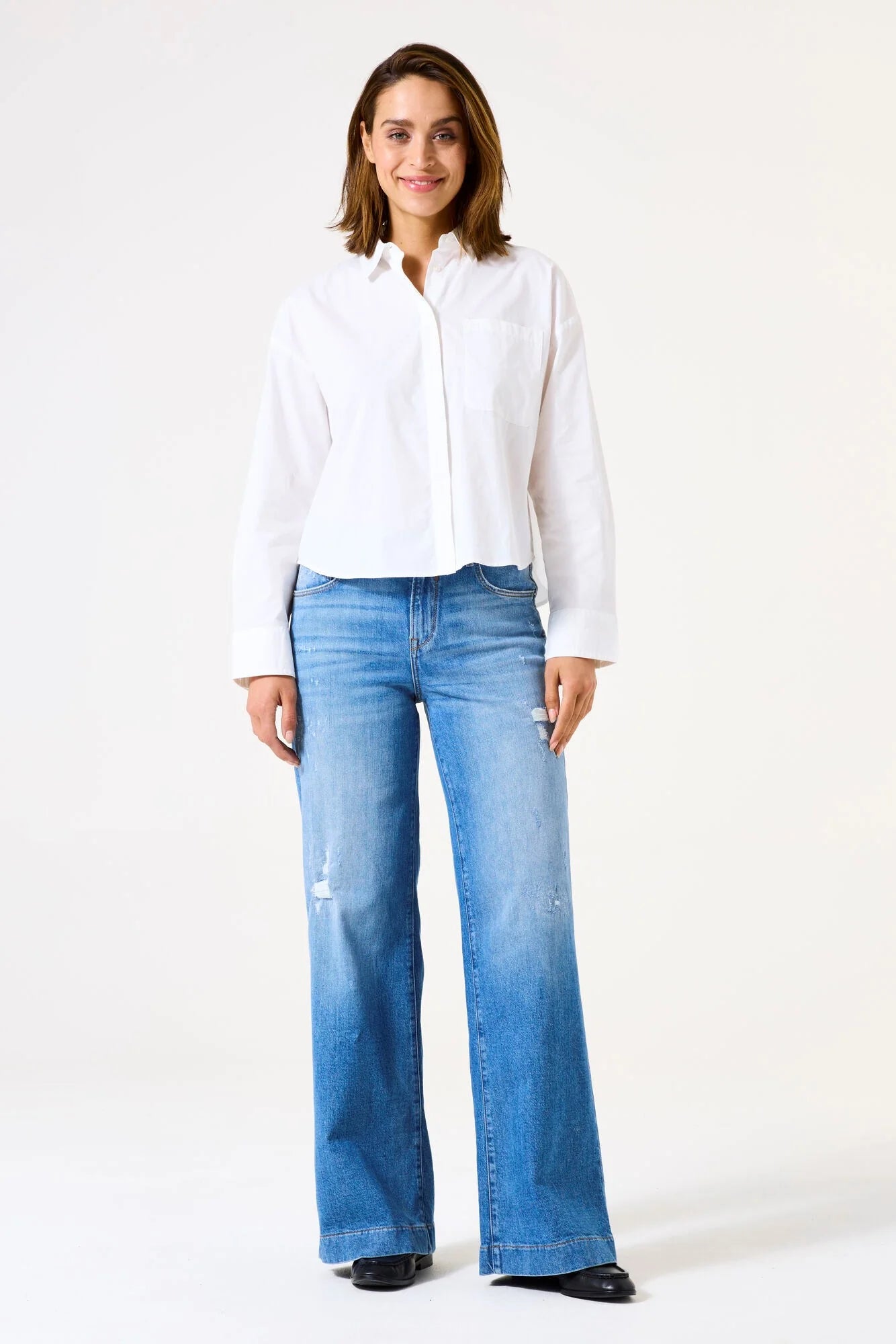 Wide-leg women’s jeans with a relaxed fit, mid-rise waist, and full-length silhouette.