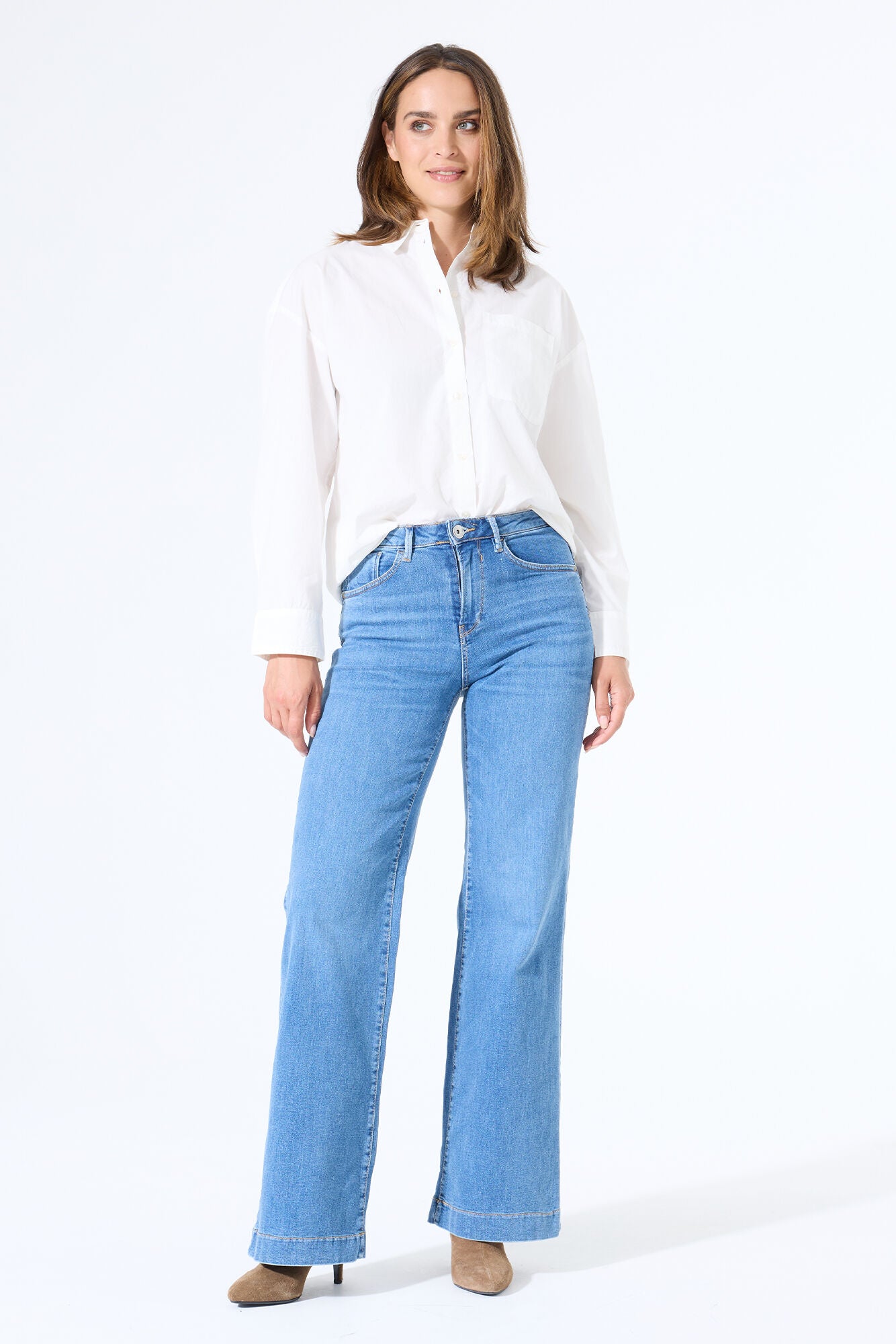 Wide-leg women’s jeans with a relaxed fit, mid-rise waist, and full-length silhouette.
